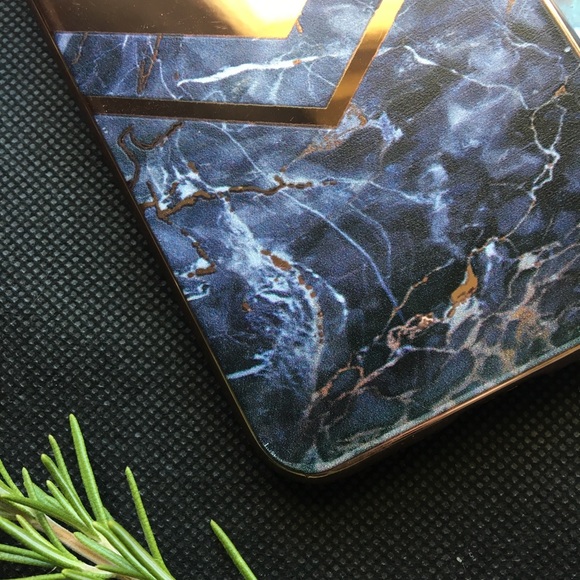 Two iPhone covers - Picture 2 of 3